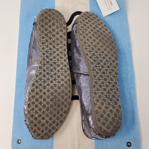 TOMS SILVER SEQUINS SLIP ON FLATS  SHOES WOMENS 7.5 BLING SPARKLE WEDDING - Picture 9 of 16